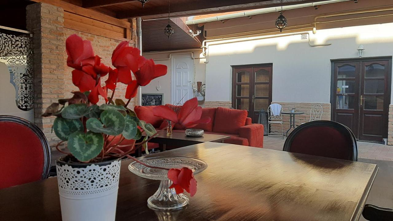 Guest House Romantika Panzio 귤러 외부 사진