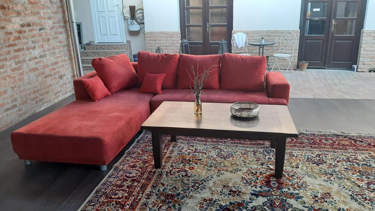 Guest House Romantika Panzio 귤러 외부 사진