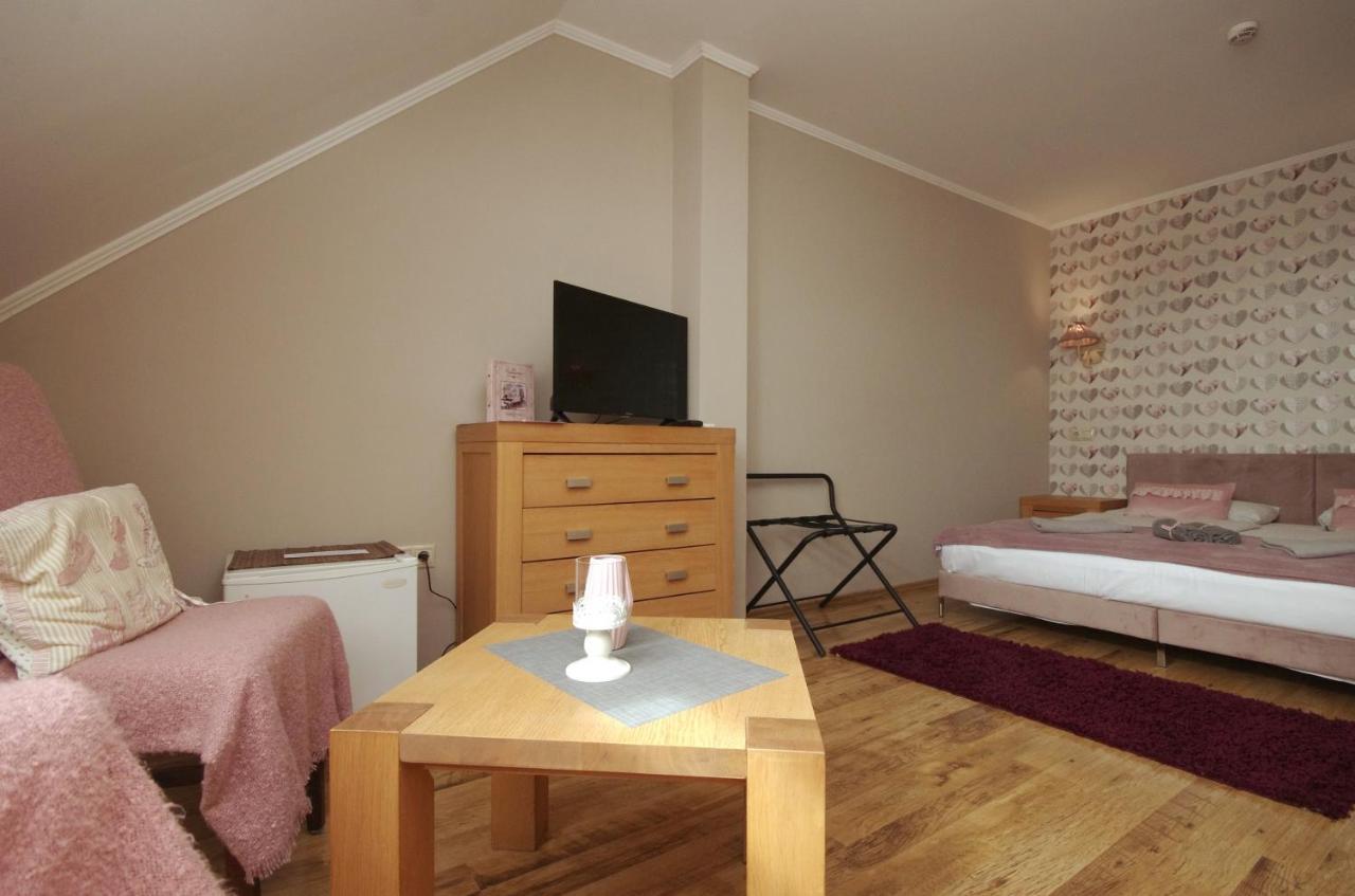 Guest House Romantika Panzio 귤러 외부 사진