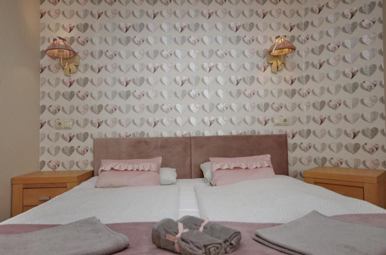 Guest House Romantika Panzio 귤러 외부 사진