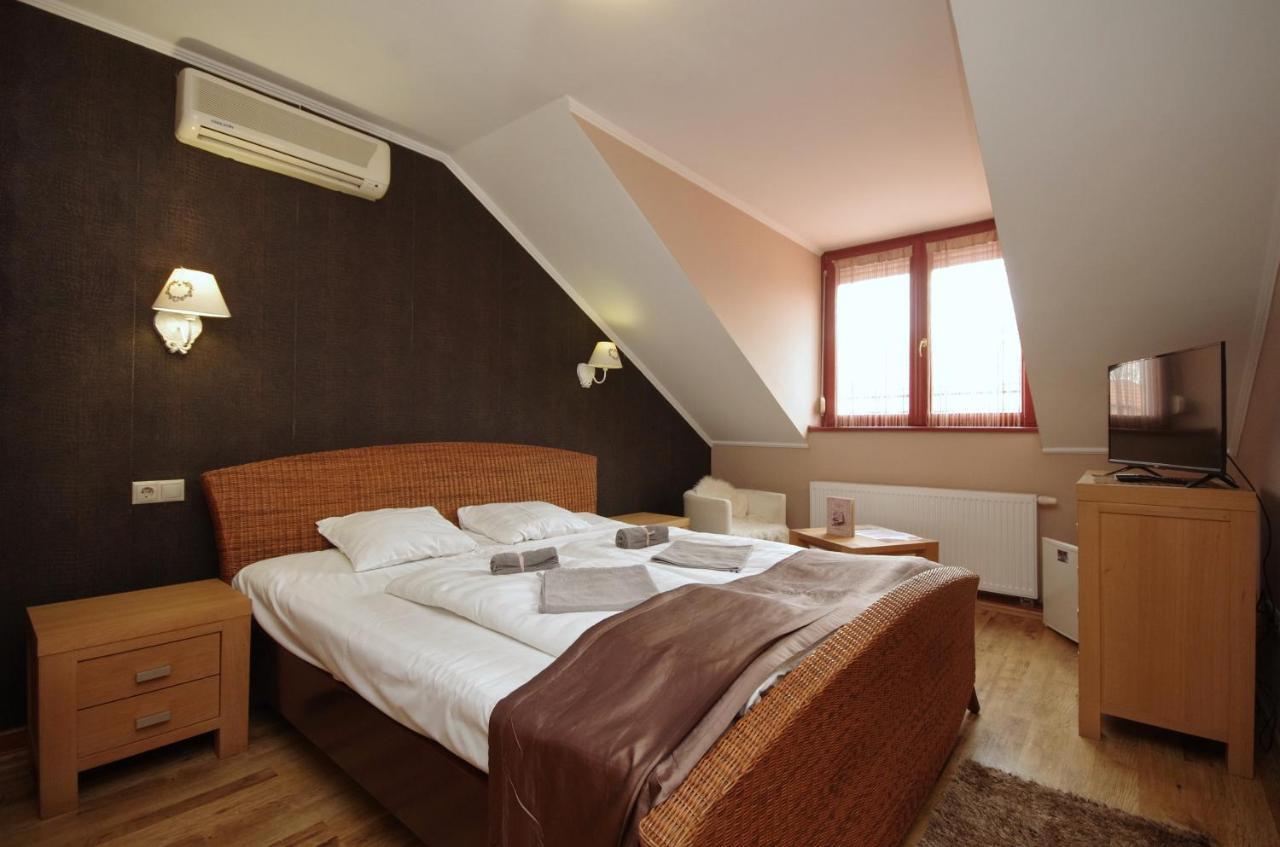 Guest House Romantika Panzio 귤러 외부 사진