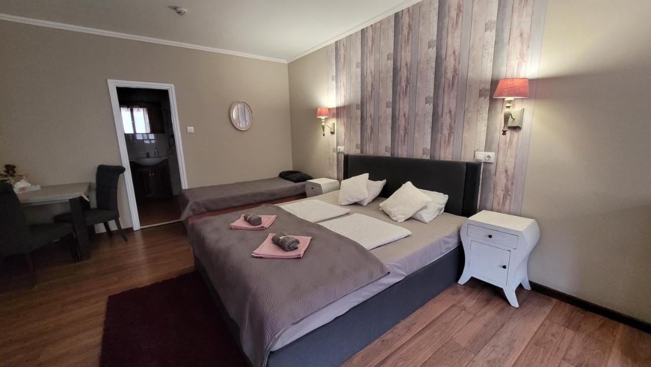 Guest House Romantika Panzio 귤러 외부 사진