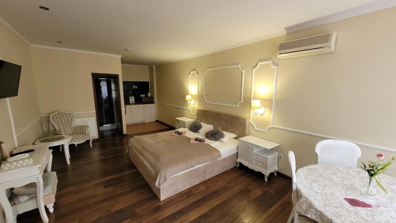 Guest House Romantika Panzio 귤러 외부 사진