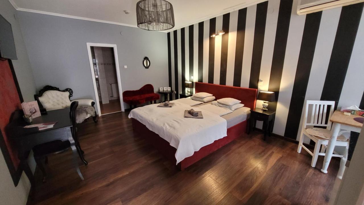 Guest House Romantika Panzio 귤러 외부 사진