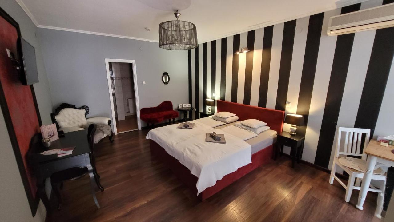 Guest House Romantika Panzio 귤러 외부 사진