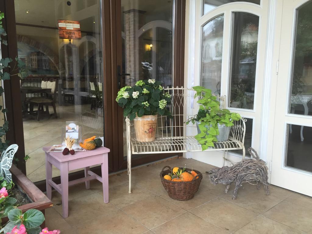 Guest House Romantika Panzio 귤러 외부 사진