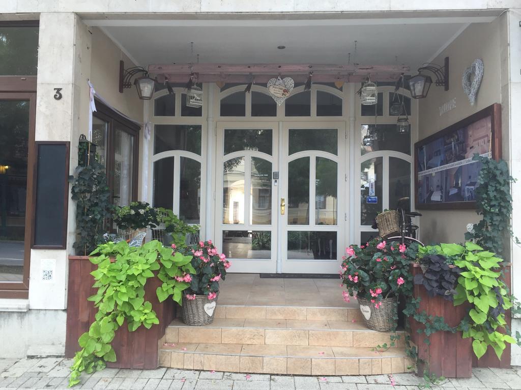 Guest House Romantika Panzio 귤러 외부 사진
