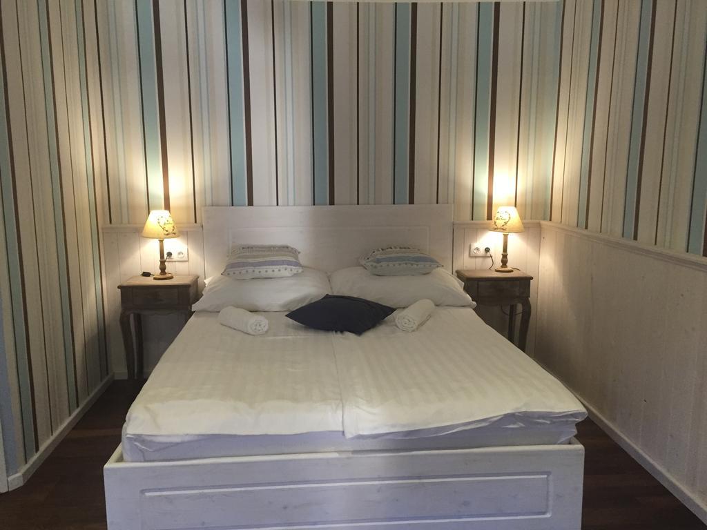 Guest House Romantika Panzio 귤러 외부 사진
