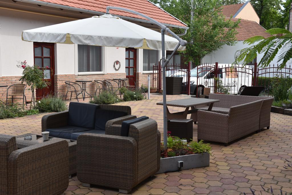 Guest House Romantika Panzio 귤러 외부 사진