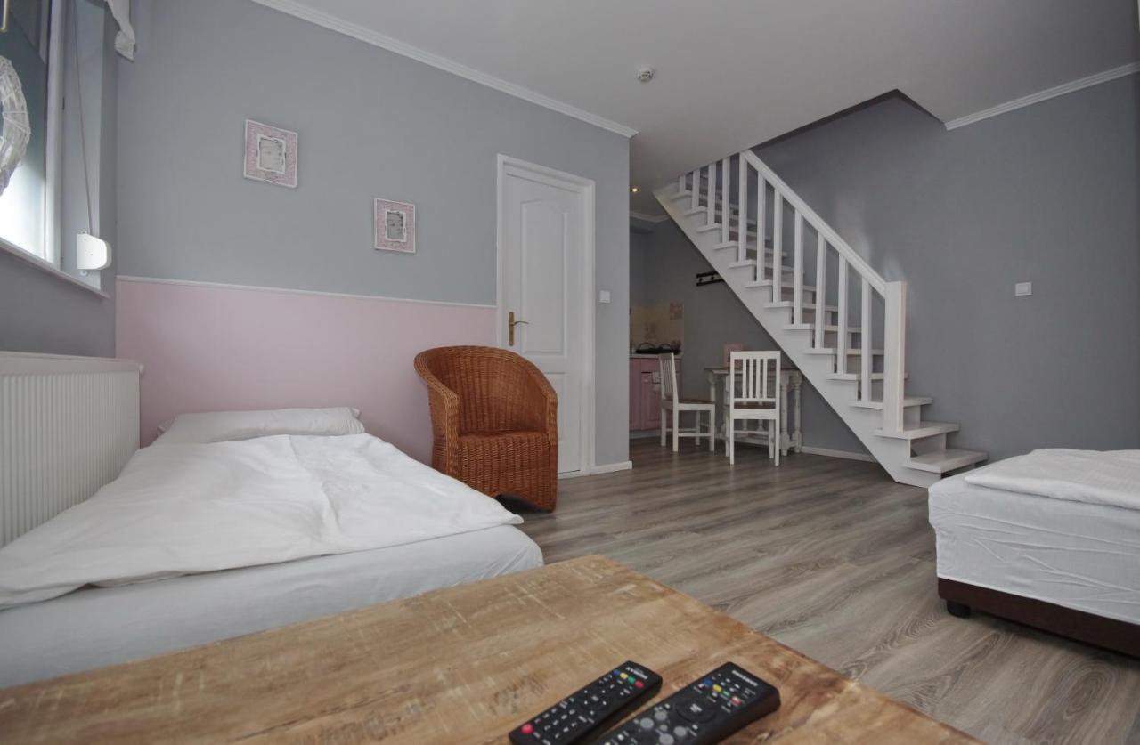 Guest House Romantika Panzio 귤러 외부 사진