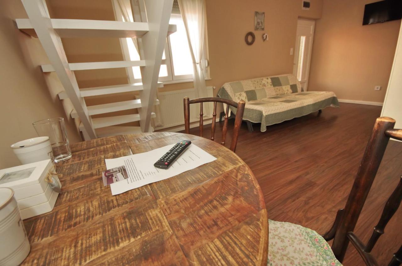 Guest House Romantika Panzio 귤러 외부 사진